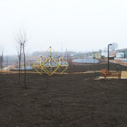 Preparación de decoración de jardín en parque infantil