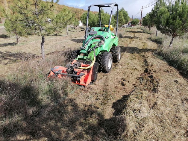 Maquinaria para desbrozar de color verde