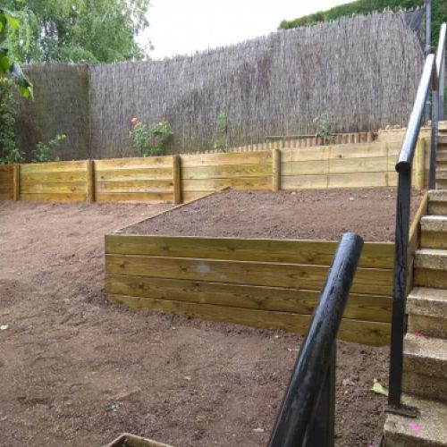 Jardineras de madera con plantas