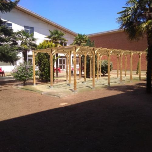 Pérgola de madera decorando jardín