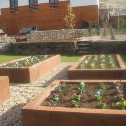 Decoración con jardineras con plantas y flores