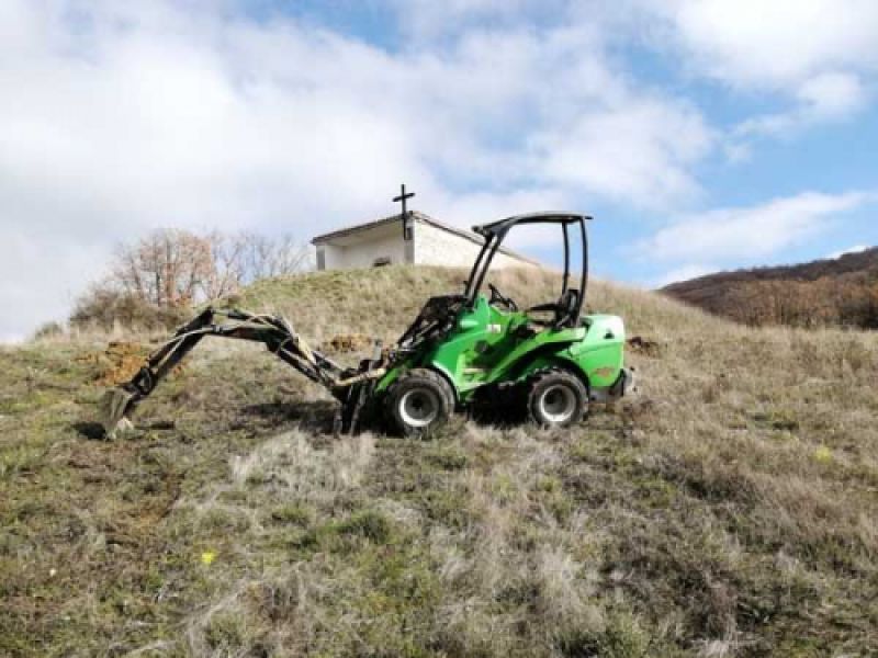 Apertura de hoyos con minipala