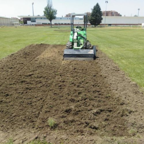 Maquinaria colocando césped