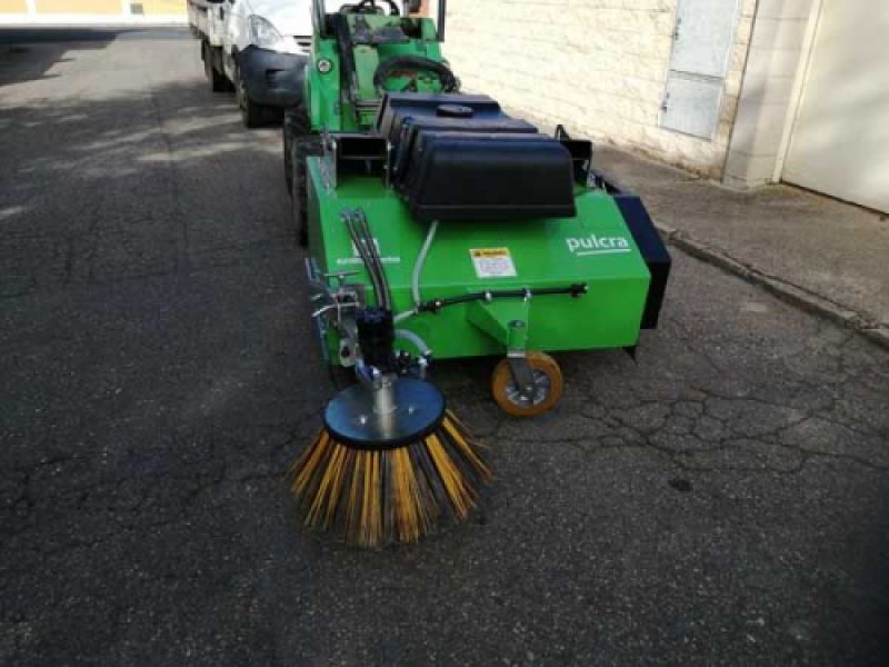 Maquinaria barredora de color verde